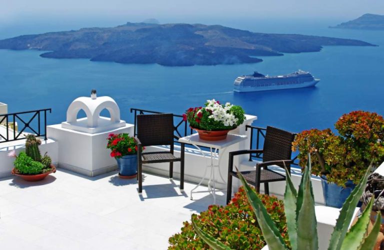 8-Day Greece Itinerary: Athens, Naxos & Santorini 